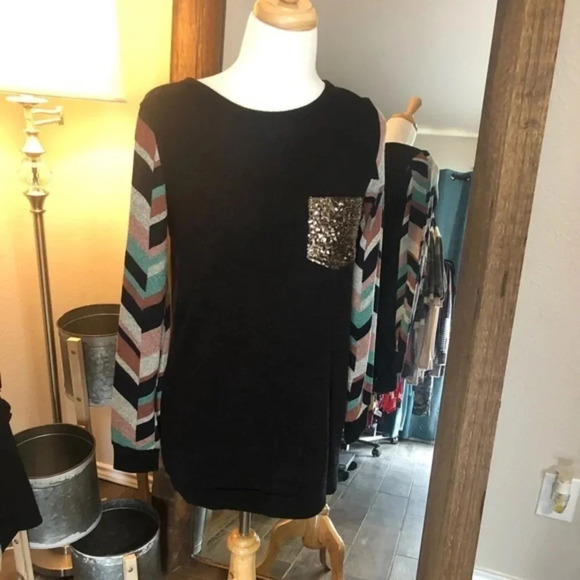 Tops - Gold sparkle pocket zig zag black top